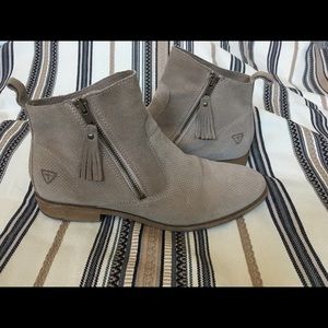 Tamaris beige suede perforated bootie: 1 pr 39/40